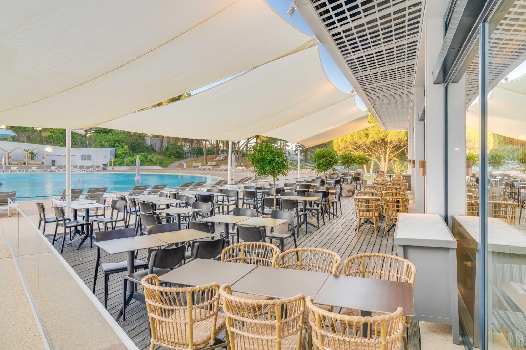 ペスタナ デルフィン ビーチ ＆ ゴルフ ホテル アルヴォル エクステリア 写真 The pool at the hotel