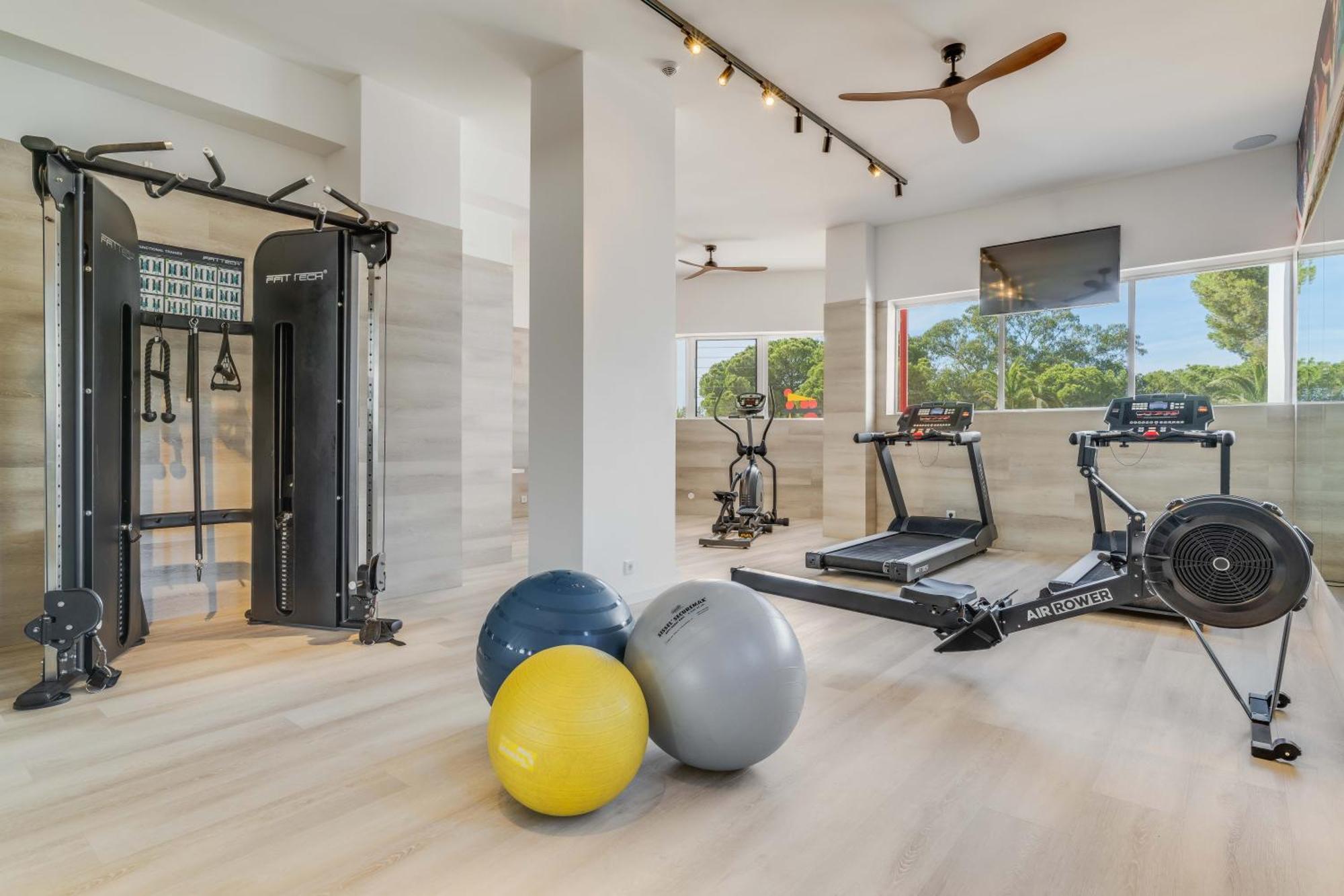 ペスタナ デルフィン ビーチ ＆ ゴルフ ホテル アルヴォル エクステリア 写真 The gym at the 2019 edition of the World Economic Forum