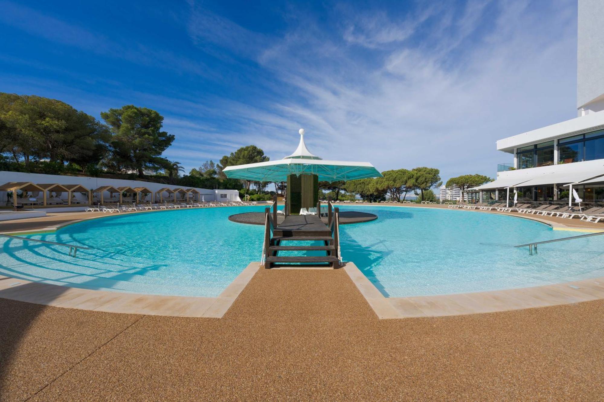 ペスタナ デルフィン ビーチ ＆ ゴルフ ホテル アルヴォル エクステリア 写真 Club Med, Portals Nous, Mallorca, Spain