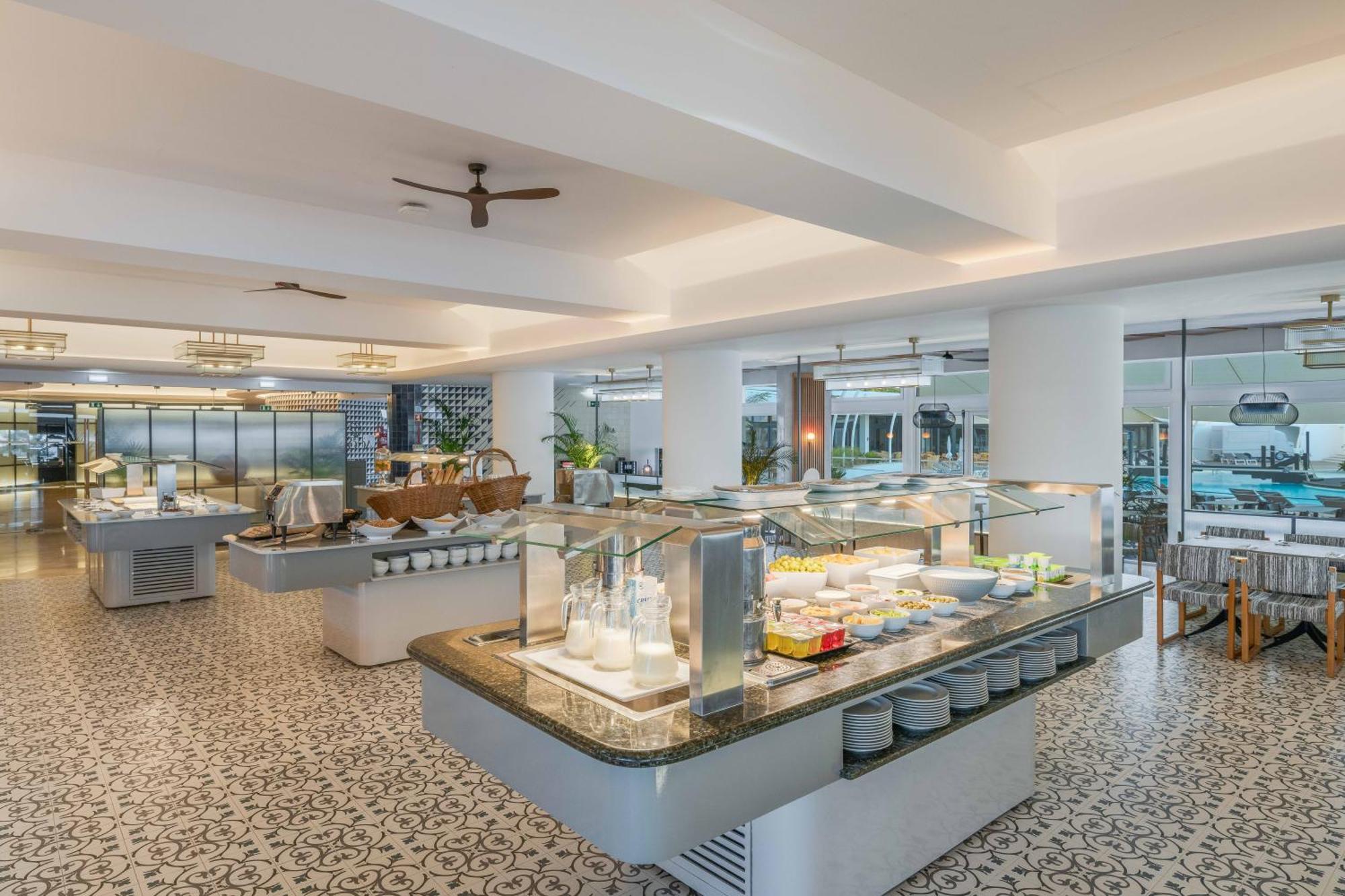 ペスタナ デルフィン ビーチ ＆ ゴルフ ホテル アルヴォル エクステリア 写真 The buffet at the hotel